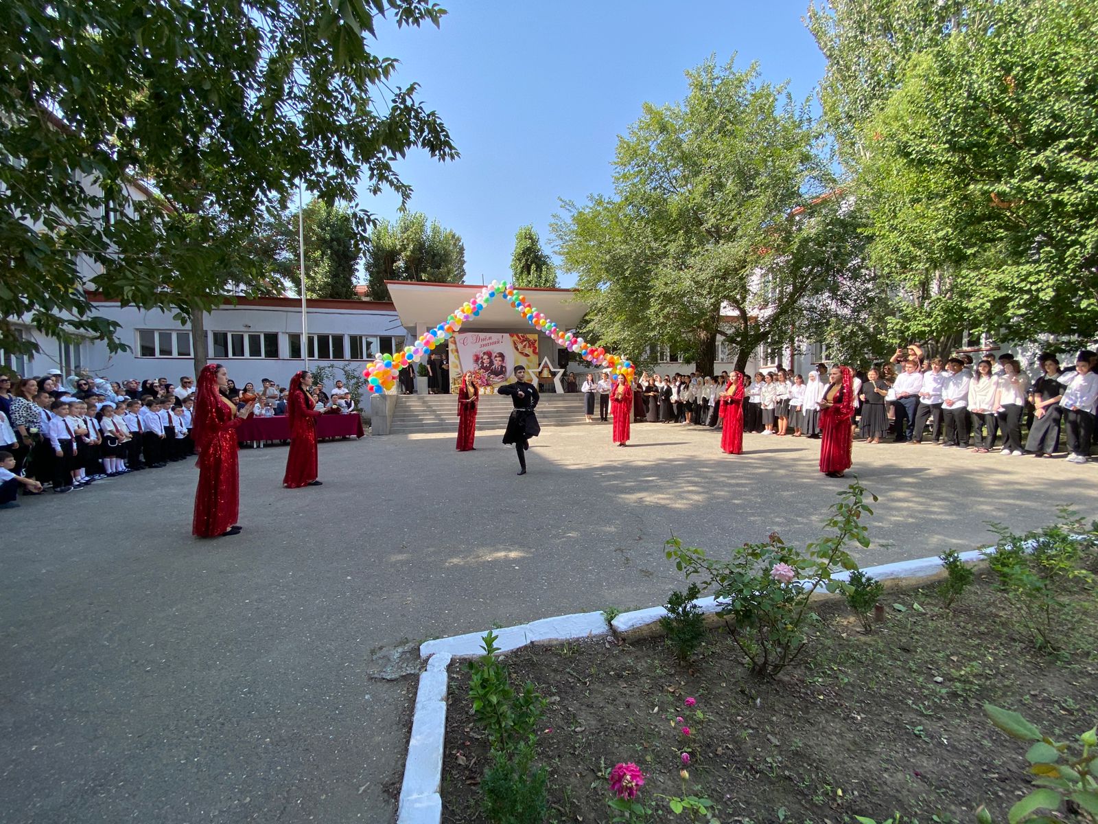 Энрик Муслимов принял участие в торжественной линейке в махачкалинском лицее № 5